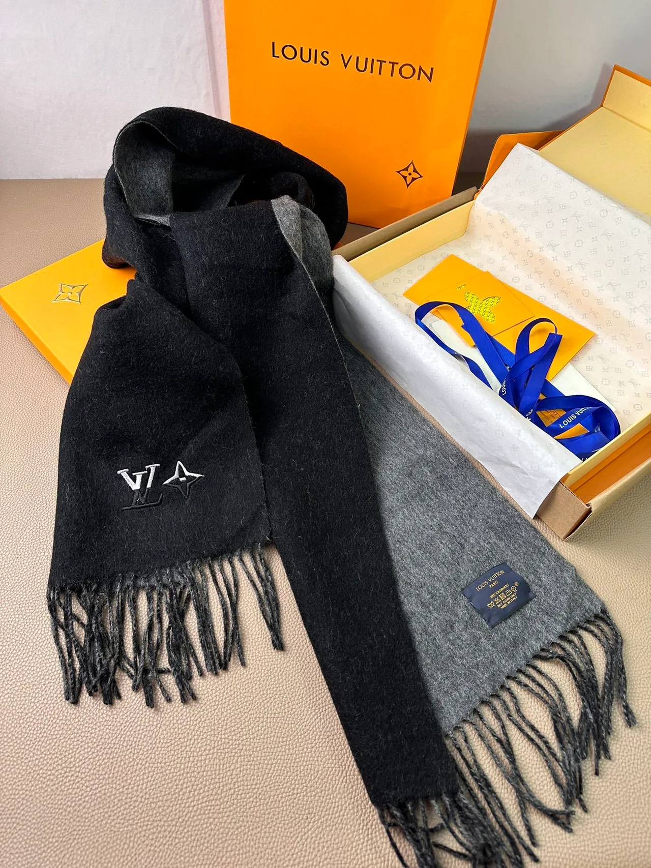 Louis Vuitton وشاح قابل للانعكاس أسود رمادي كشمير 8