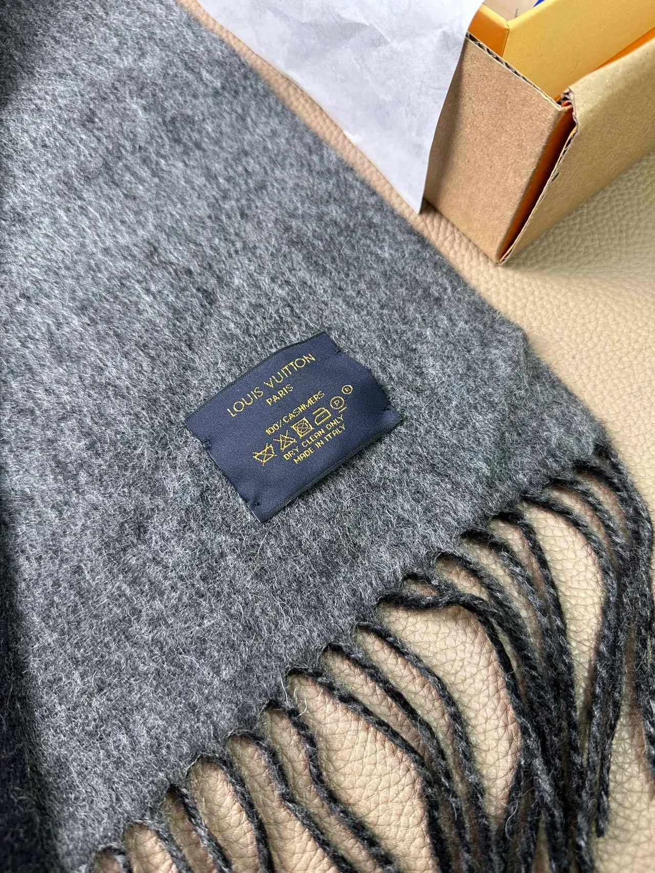 Louis Vuitton وشاح قابل للانعكاس أسود رمادي كشمير 9