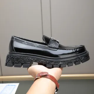 Louis Vuitton Run Away Loafer 黑色专利皮革和纹理皮革乐福鞋