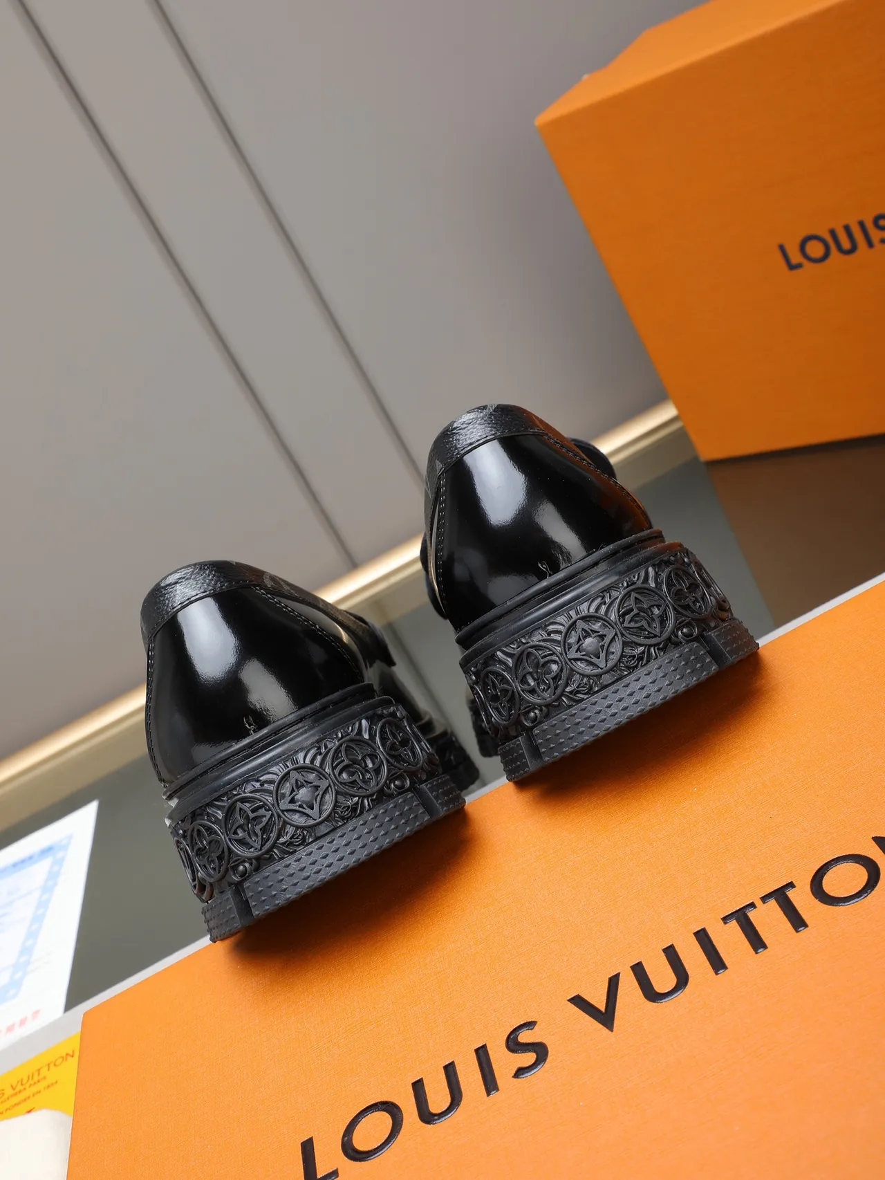 Louis Vuitton Run Away Loafer mocasín de cuero patentado negro y texturizado 3
