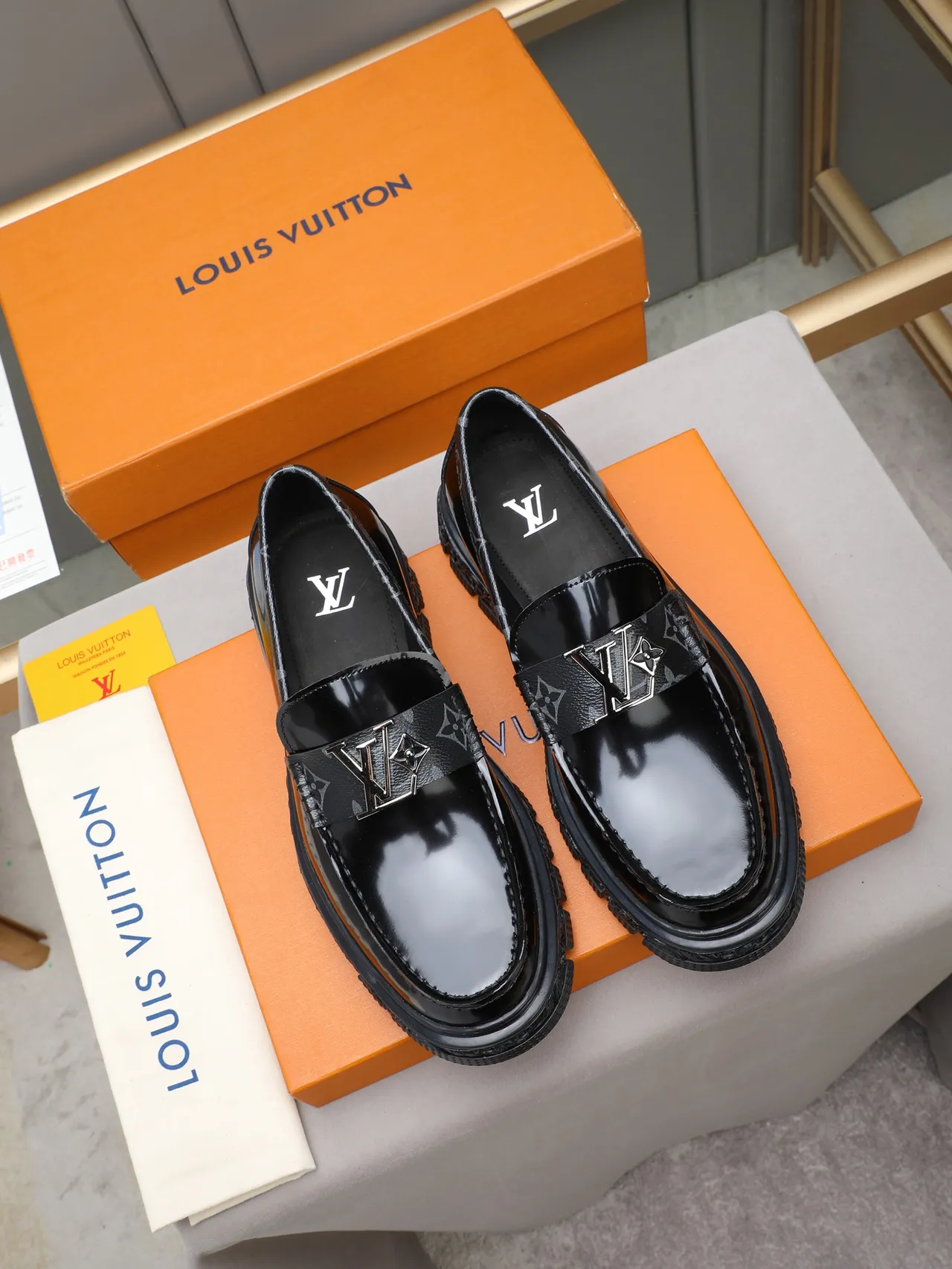 Louis Vuitton Run Away Loafer mocasín de cuero patentado negro y texturizado 4