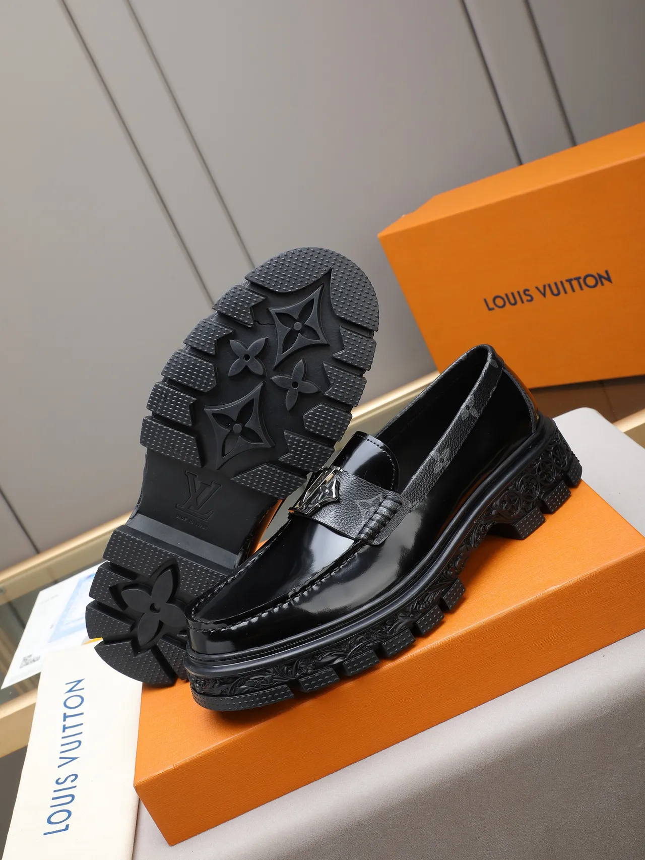 Louis Vuitton Run Away Loafer mocasín de cuero patentado negro y texturizado 5