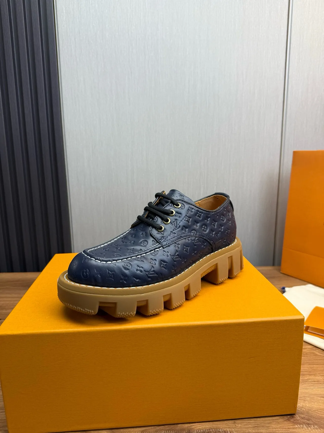 Louis Vuitton Run Away Chaussures Oxford en cuir avec monogramme embossé semelle chunky lug navy beige 2