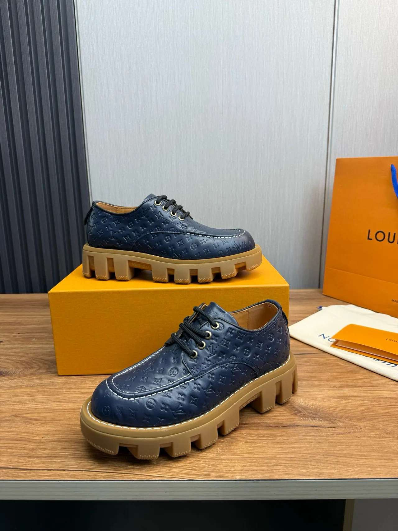 Louis Vuitton Run Away Chaussures Oxford en cuir avec monogramme embossé semelle chunky lug navy beige 3