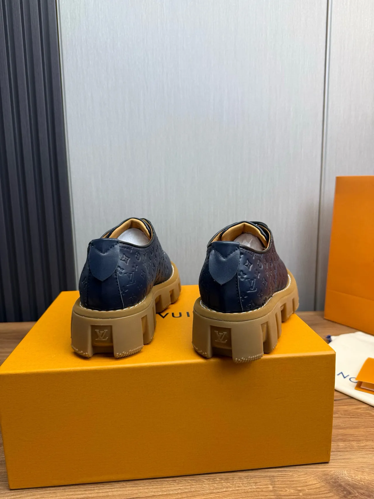 Louis Vuitton Run Away Chaussures Oxford en cuir avec monogramme embossé semelle chunky lug navy beige 4