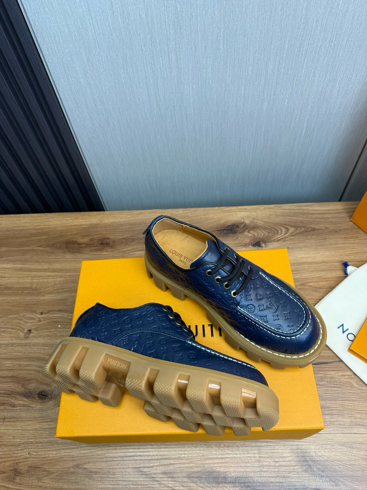 Louis Vuitton Run Away Chaussures Oxford en cuir avec monogramme embossé semelle chunky lug navy beige 5