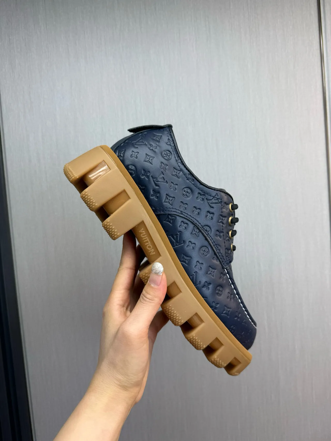 Louis Vuitton Run Away Chaussures Oxford en cuir avec monogramme embossé semelle chunky lug navy beige 6