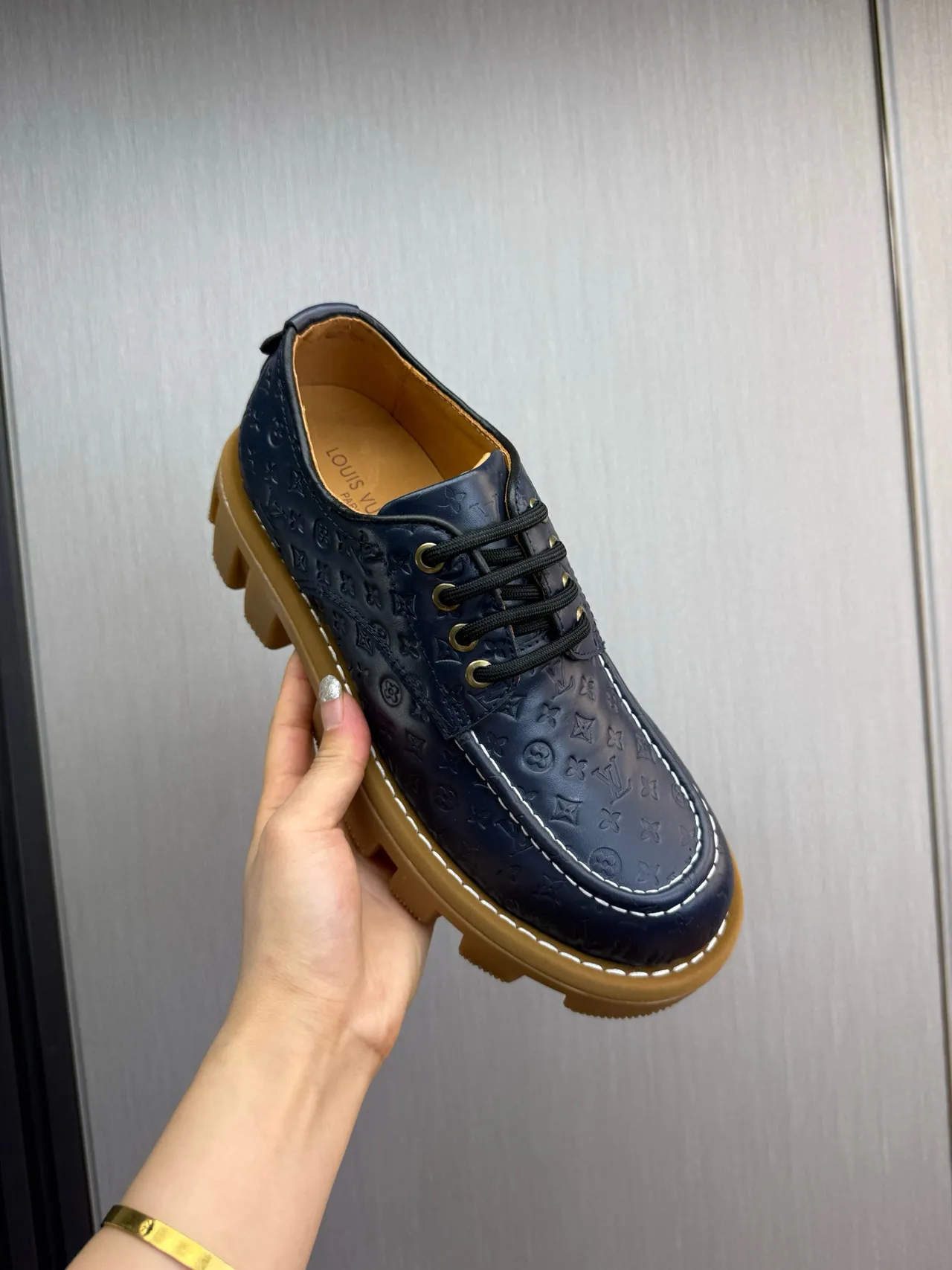 Louis Vuitton Run Away Chaussures Oxford en cuir avec monogramme embossé semelle chunky lug navy beige 7