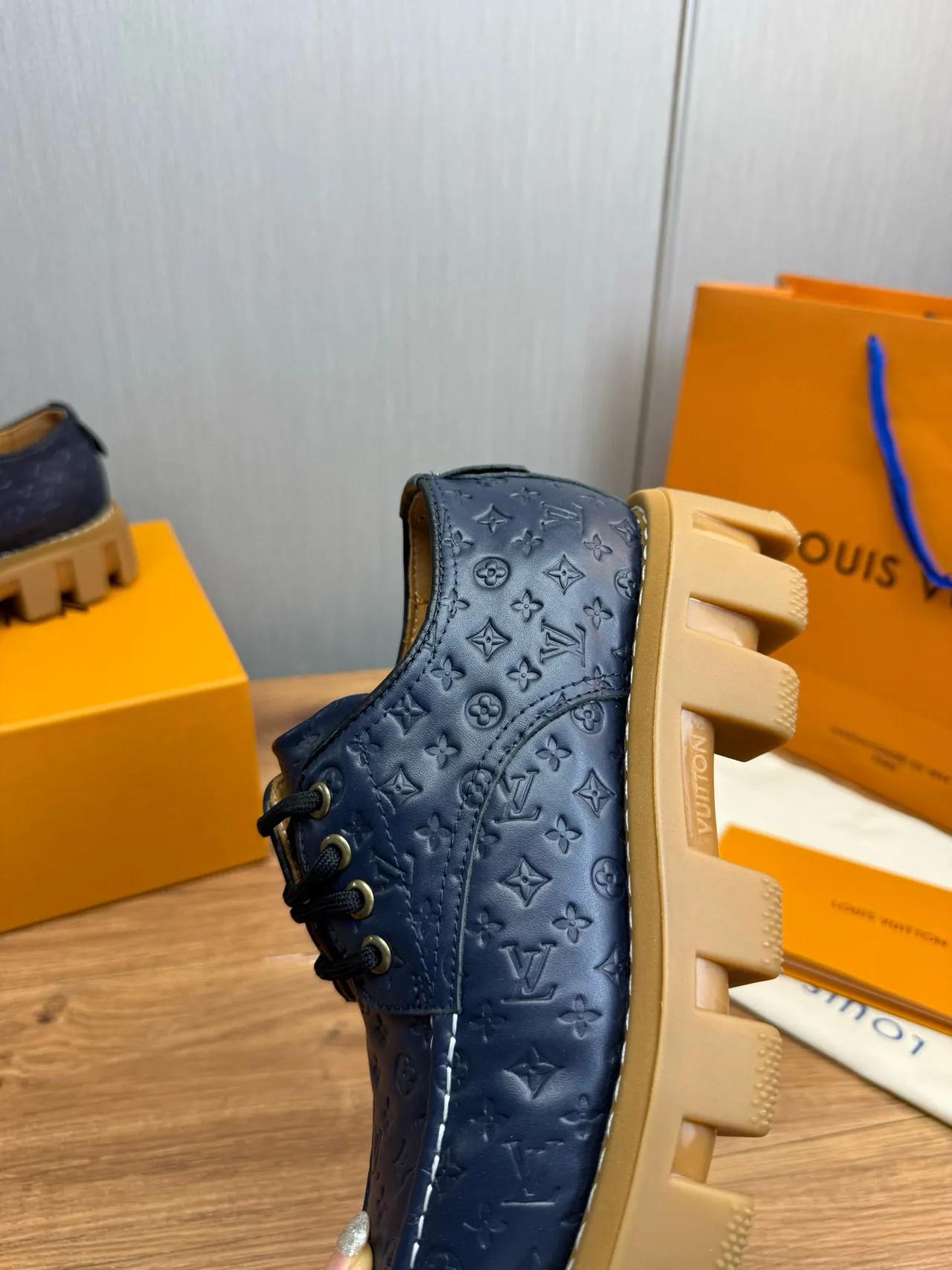 Louis Vuitton Run Away Chaussures Oxford en cuir avec monogramme embossé semelle chunky lug navy beige 8