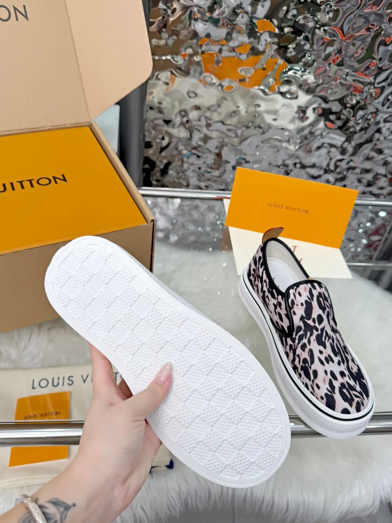 Louis Vuitton Run Away Sneakers lifestyle slip-on toile imprimé léopard rose et noir 2