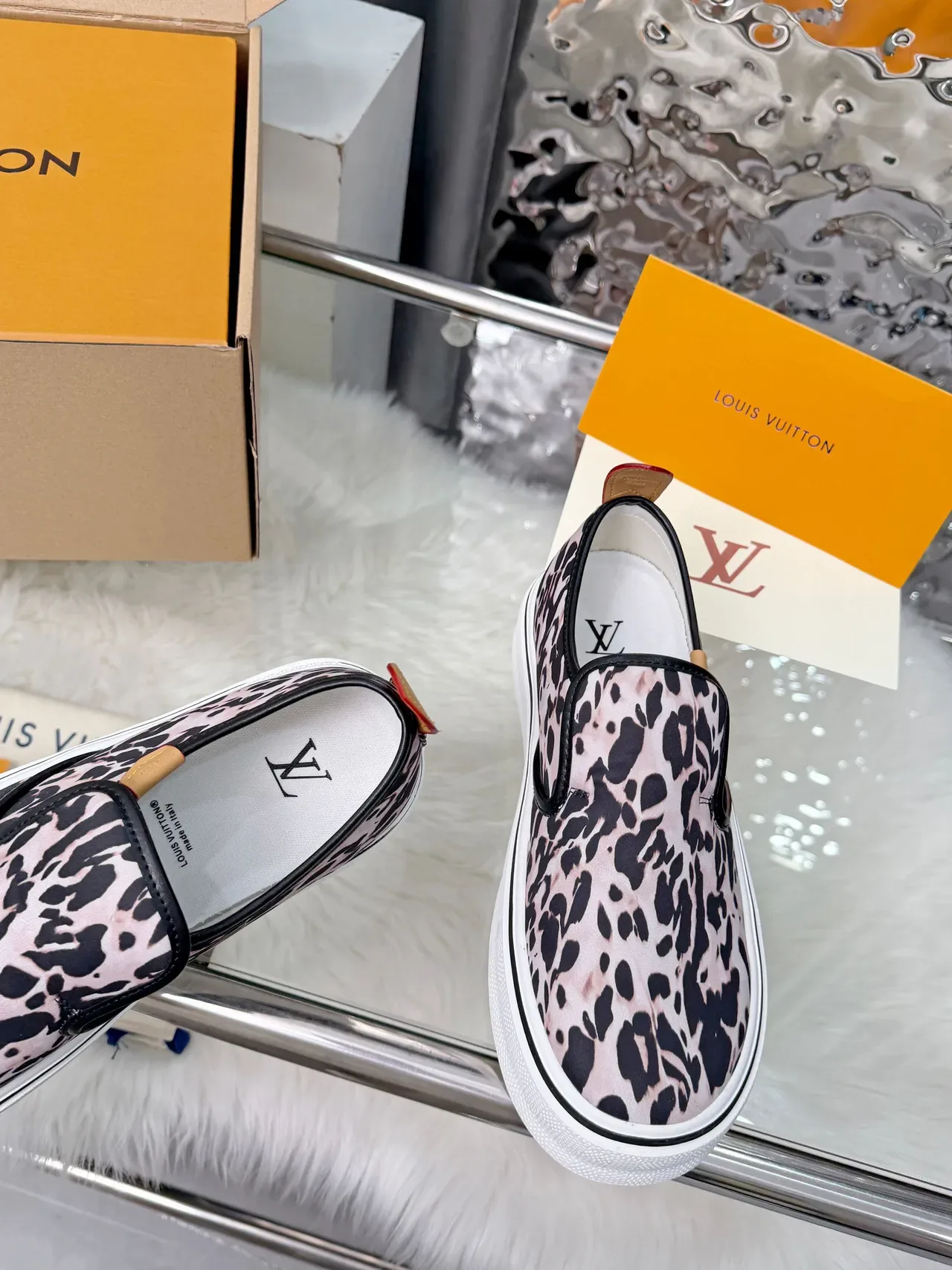 Louis Vuitton Run Away Sneakers lifestyle slip-on toile imprimé léopard rose et noir 3