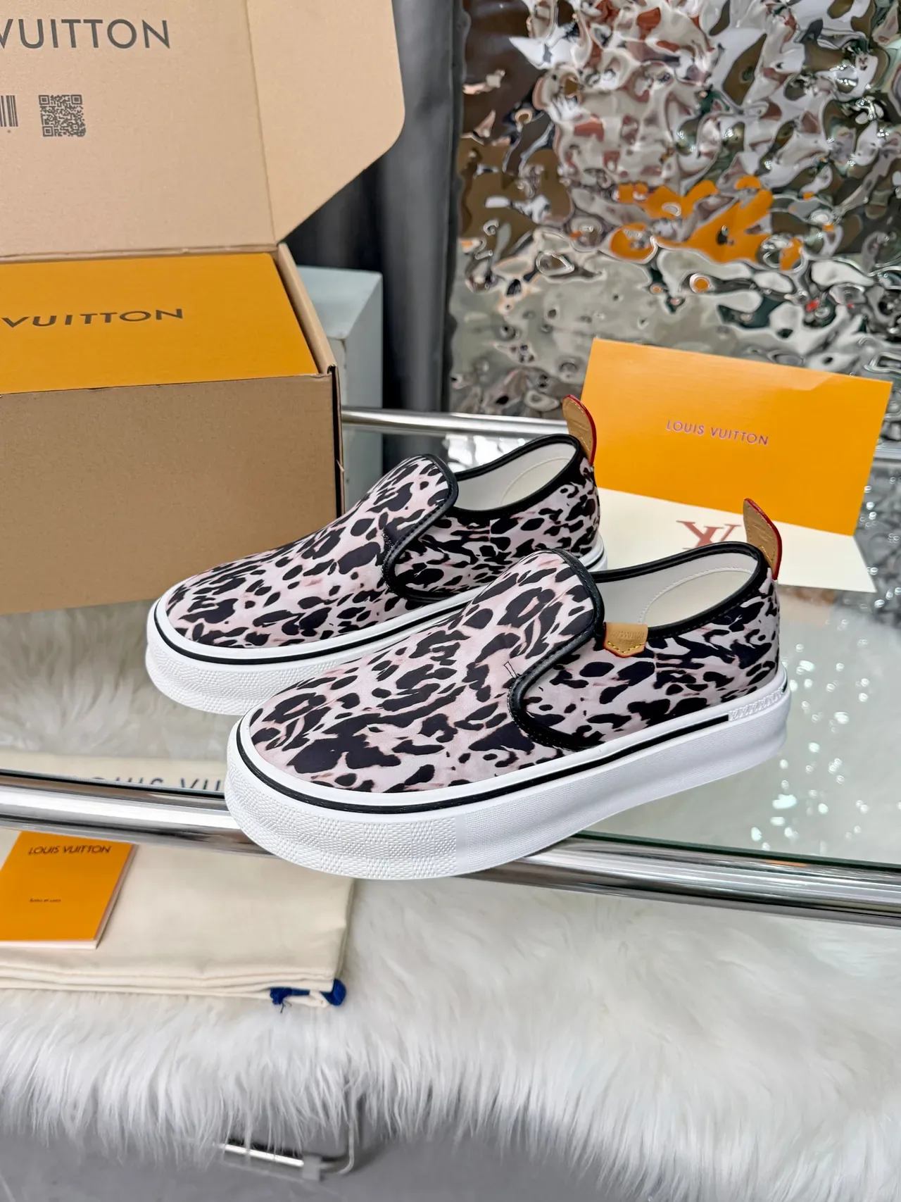 Louis Vuitton Run Away Sneakers lifestyle slip-on toile imprimé léopard rose et noir 4