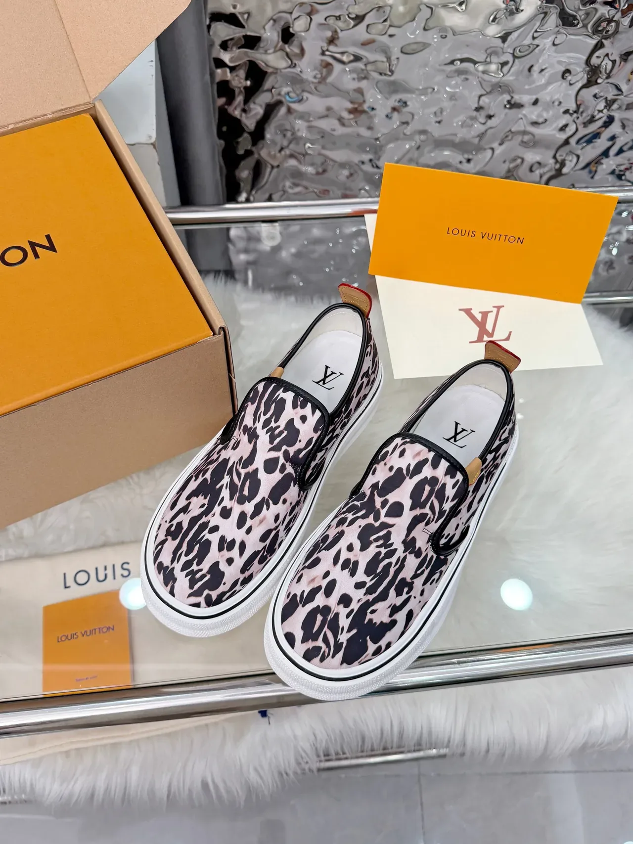 Louis Vuitton Run Away Sneakers lifestyle slip-on toile imprimé léopard rose et noir 5