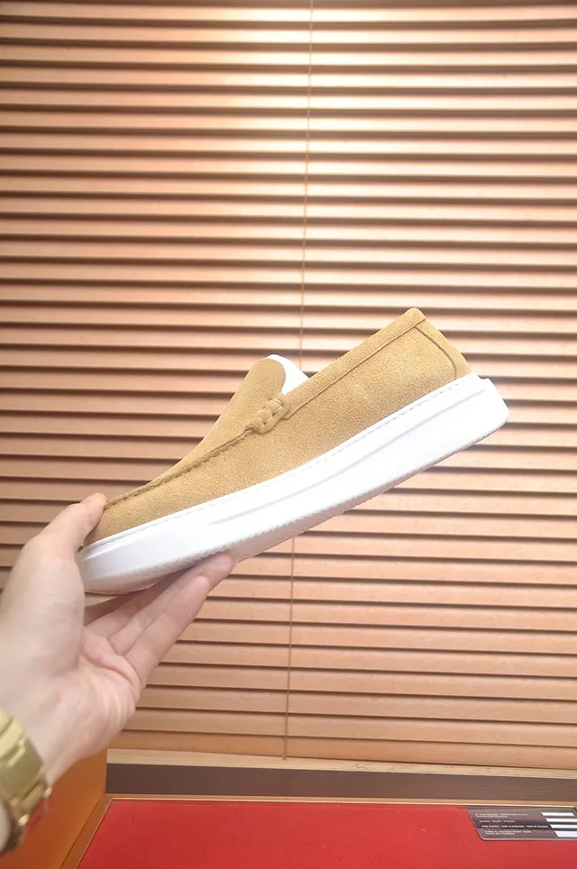 Louis Vuitton Run Away mocasines de ante tan 5