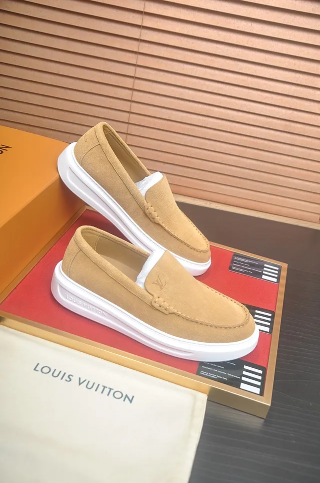 Louis Vuitton Run Away mocasines de ante tan 6