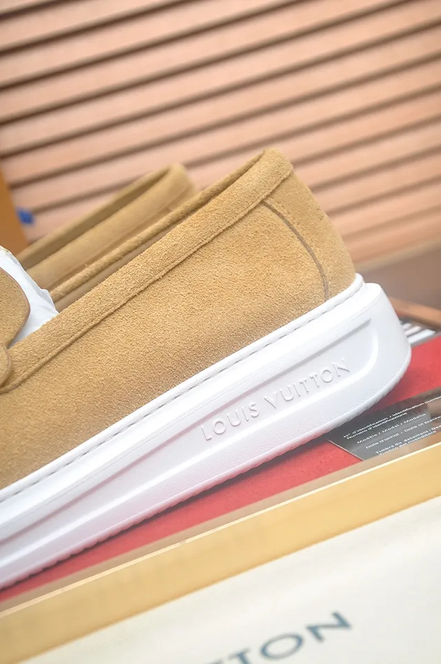 Louis Vuitton Run Away mocasines de ante tan 9