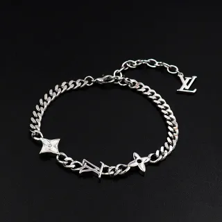 Louis Vuitton pulsera de cadena curb plateada con charm de monograma
