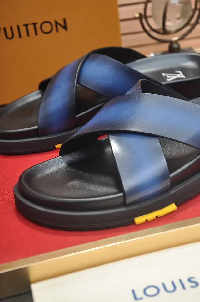 Louis Vuitton Slide Noir Bleu Sangle Cuir Croisée Finition Iridescente Gradient Sandales Casuales 2