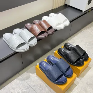 लुई विट्टन मोनोग्राम एंबॉस्ड स्लाइड स्लिपर्स