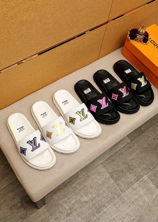 Louis Vuitton Slide Blanc Or Semelle en Caoutchouc Moulé Dessous avec Monogramme Embossé Chaussons 5