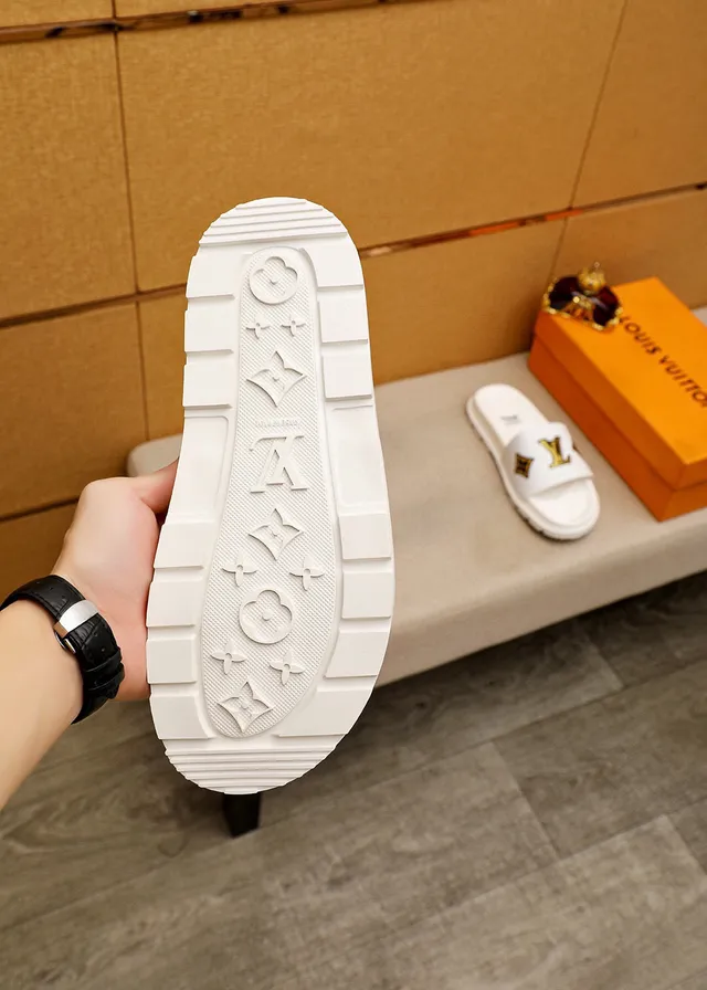 Louis Vuitton Slide Blanc Or Semelle en Caoutchouc Moulé Dessous avec Monogramme Embossé Chaussons 9