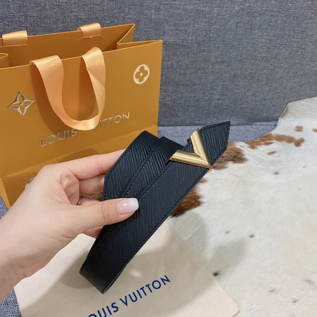 Louis Vuitton V Belt حزام جلد أزرق بحري 3