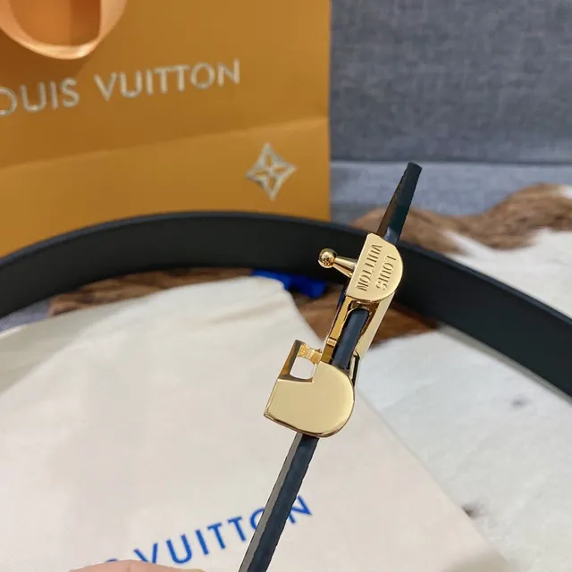 Louis Vuitton V Belt حزام جلد أزرق بحري 5