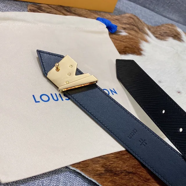 Louis Vuitton V Belt حزام جلد أزرق بحري 7