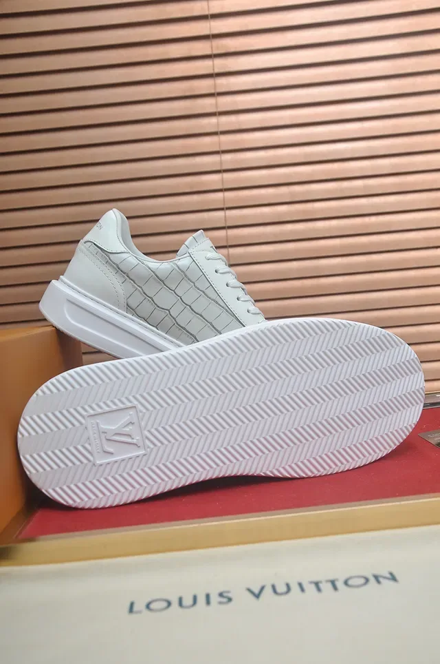 Louis Vuitton White Beige Low-Top Leather Lifestyle Sneakers 3