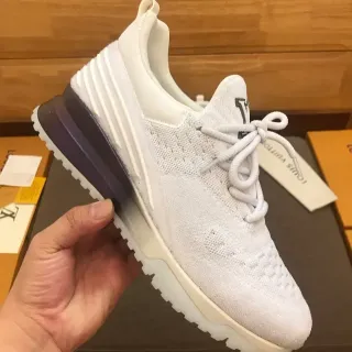 Louis Vuitton zapatillas lifestyle blancas y moradas con upper de tejido y media suela esculpida