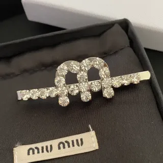 ميو ميو بروش كريستال لوجو موتيف فضي أبيض