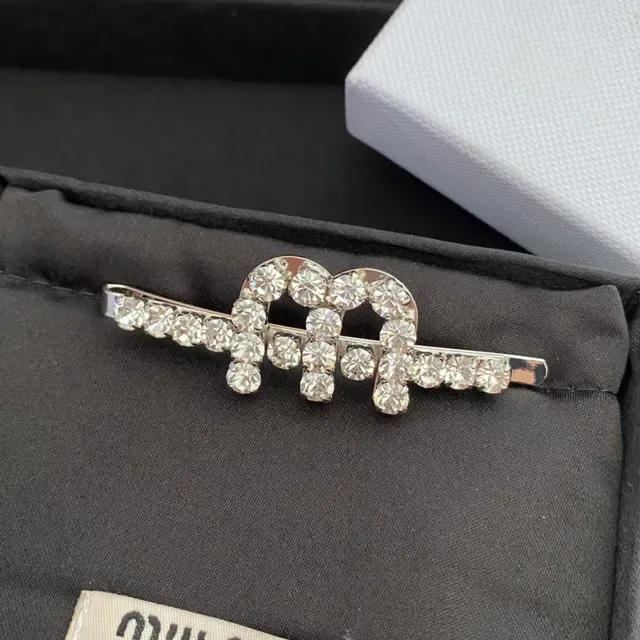 Miu Miu Broche Motif Logo Cristal Argent Blanc 5