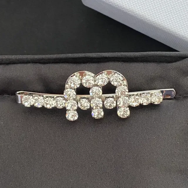 Miu Miu Broche Motif Logo Cristal Argent Blanc 6