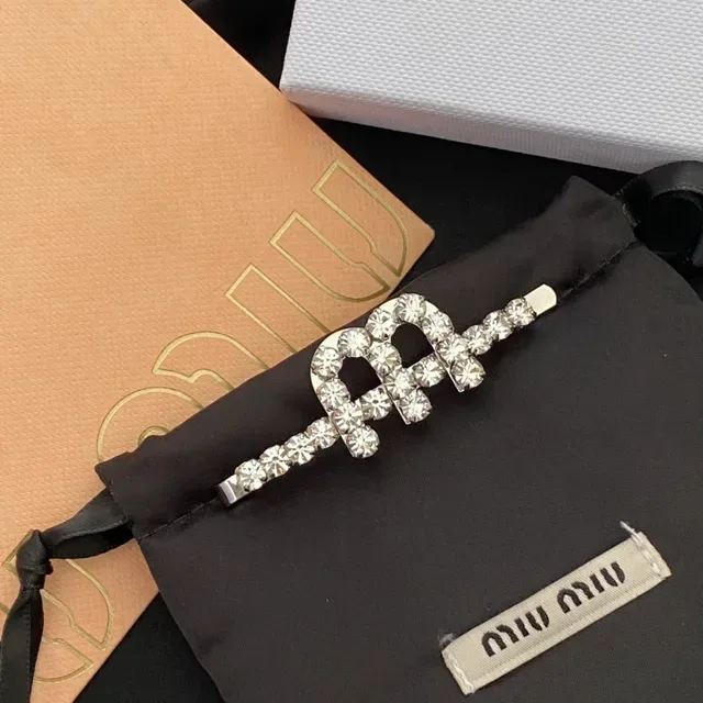 Miu Miu Broche Motif Logo Cristal Argent Blanc 7