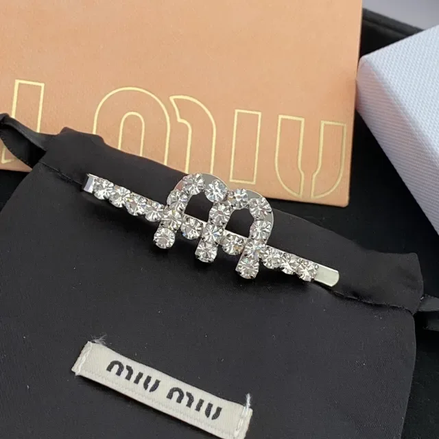 Miu Miu Broche Motif Logo Cristal Argent Blanc 8