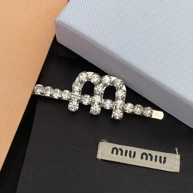 Miu Miu Broche Motif Logo Cristal Argent Blanc 9