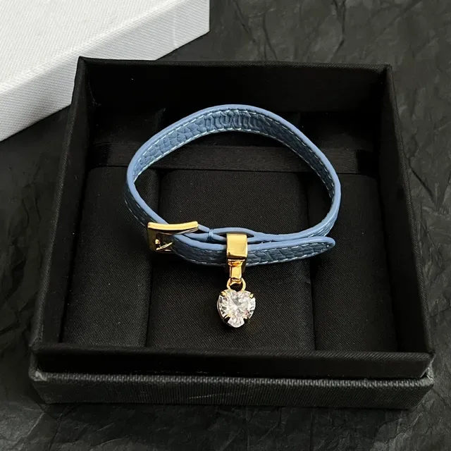 Miu Miu Bracelete de couro com pingente de coração de cristal 2