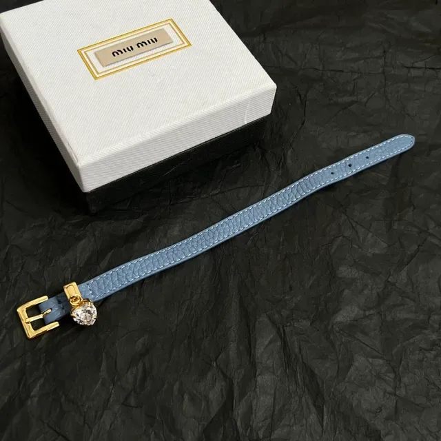 Miu Miu Bracelete de couro com pingente de coração de cristal 3