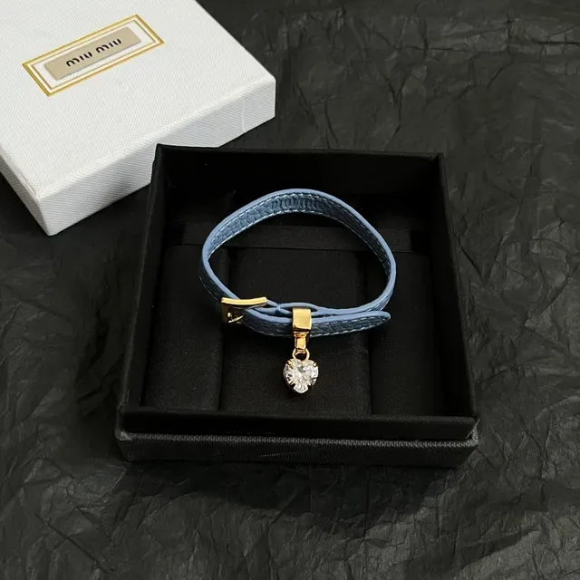 Miu Miu Bracelete de couro com pingente de coração de cristal 4