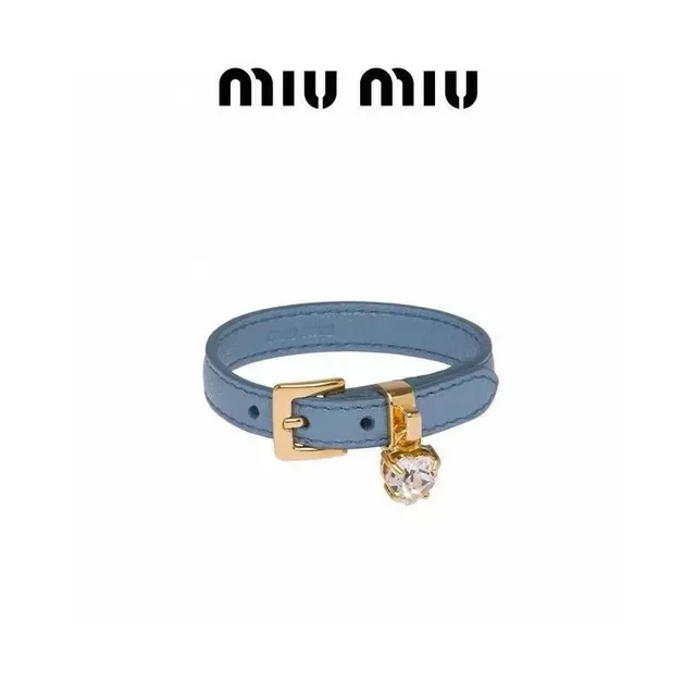 Miu Miu Bracelete de couro com pingente de coração de cristal 6