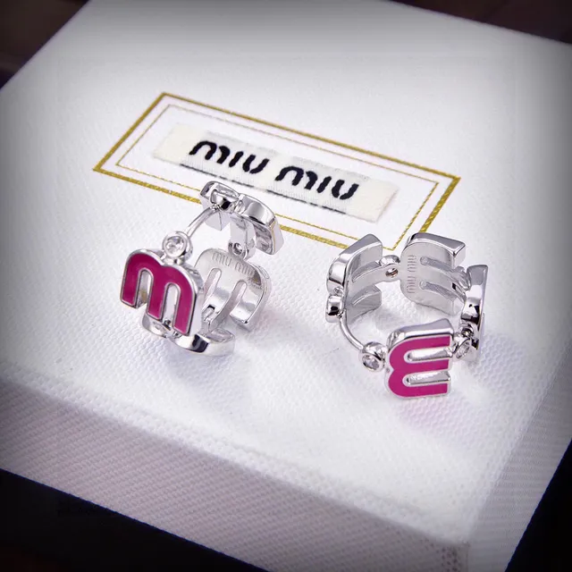 Miu Miu Logo Charm Boucles d'Oreilles Émail Rose Cristal 4