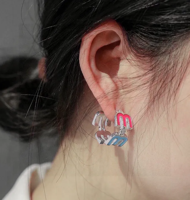 Miu Miu Logo Charm Boucles d'Oreilles Émail Rose Cristal 5