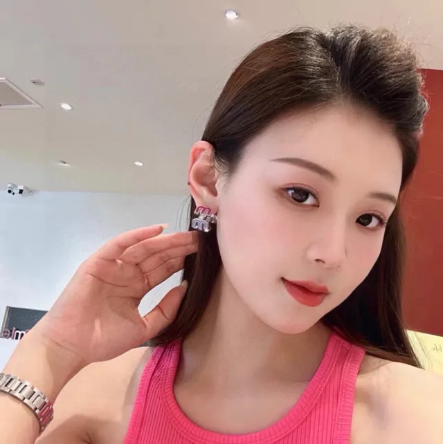 Miu Miu Logo Charm Boucles d'Oreilles Émail Rose Cristal 7