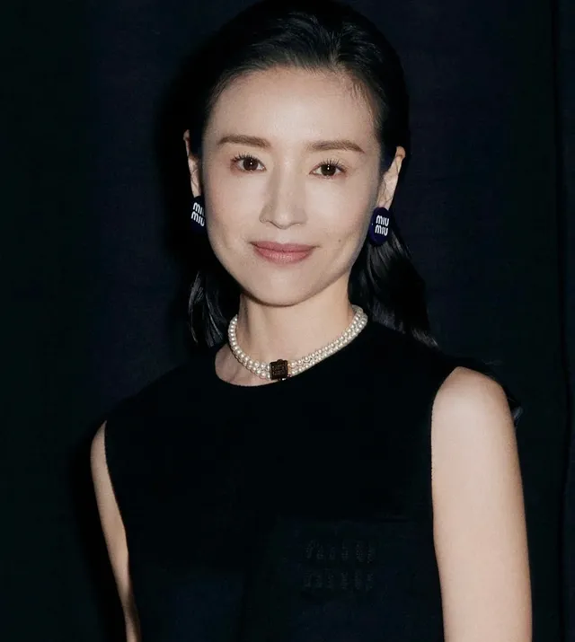 Miu Miu Logo Collier de Perles Or Blanc Double Chaîne 4