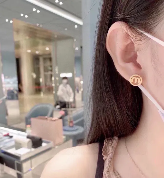 Miu Miu Brincos Stud Monogramados Dourados Brancos Circulares 6