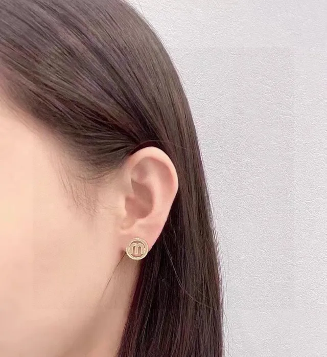 Miu Miu Brincos Stud Monogramados Dourados Brancos Circulares 7