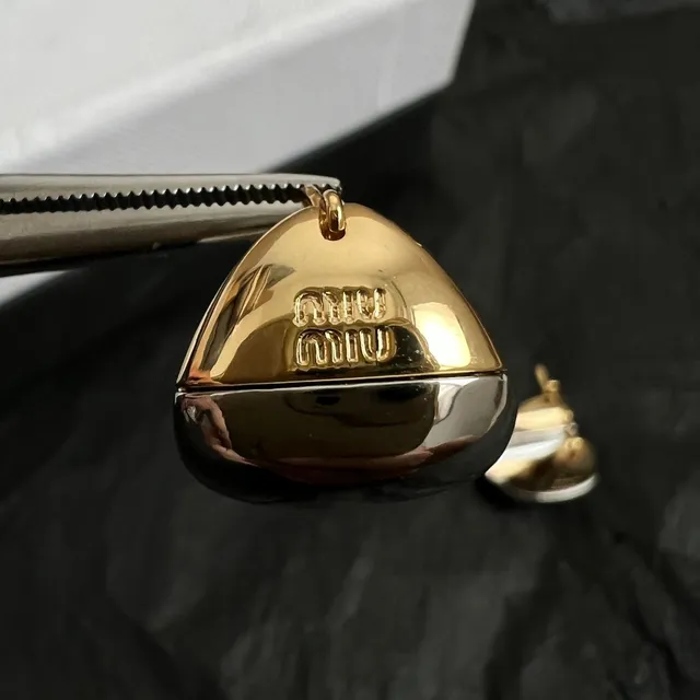 Miu Miu Brincos de gota de lágrima de dos tonos metálicos de tachinha 2