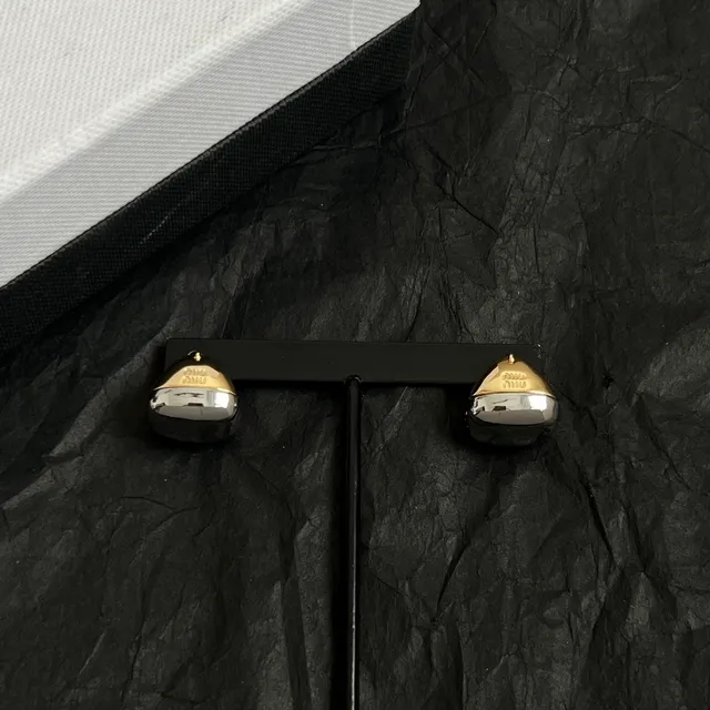 Miu Miu Brincos de gota de lágrima de dos tonos metálicos de tachinha 5