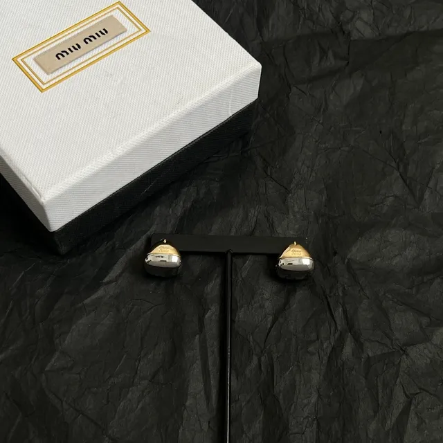 Miu Miu Brincos de gota de lágrima de dos tonos metálicos de tachinha 6