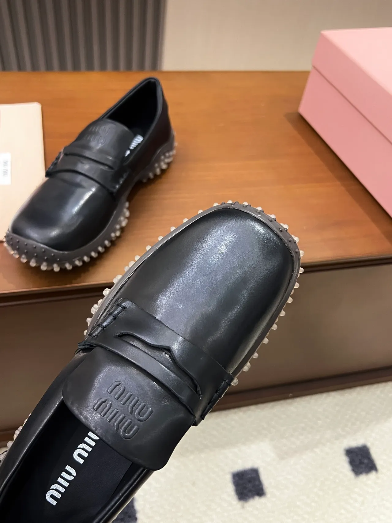 Miu Miu Wander Noir Gris Cuir Mocassins Semelle Cloutée Mocassins 2